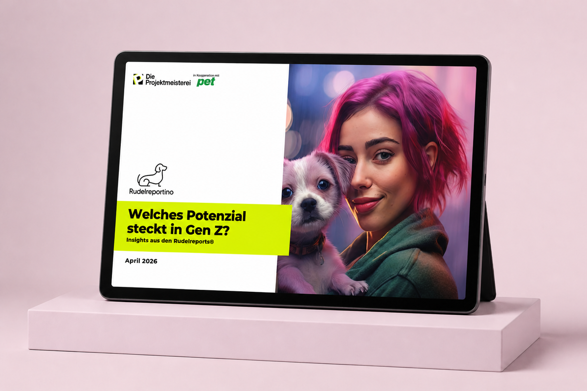 Rudelreportino 4 Gen Z – Tablet-Mockup auf altrosafarbenem Hintergrund