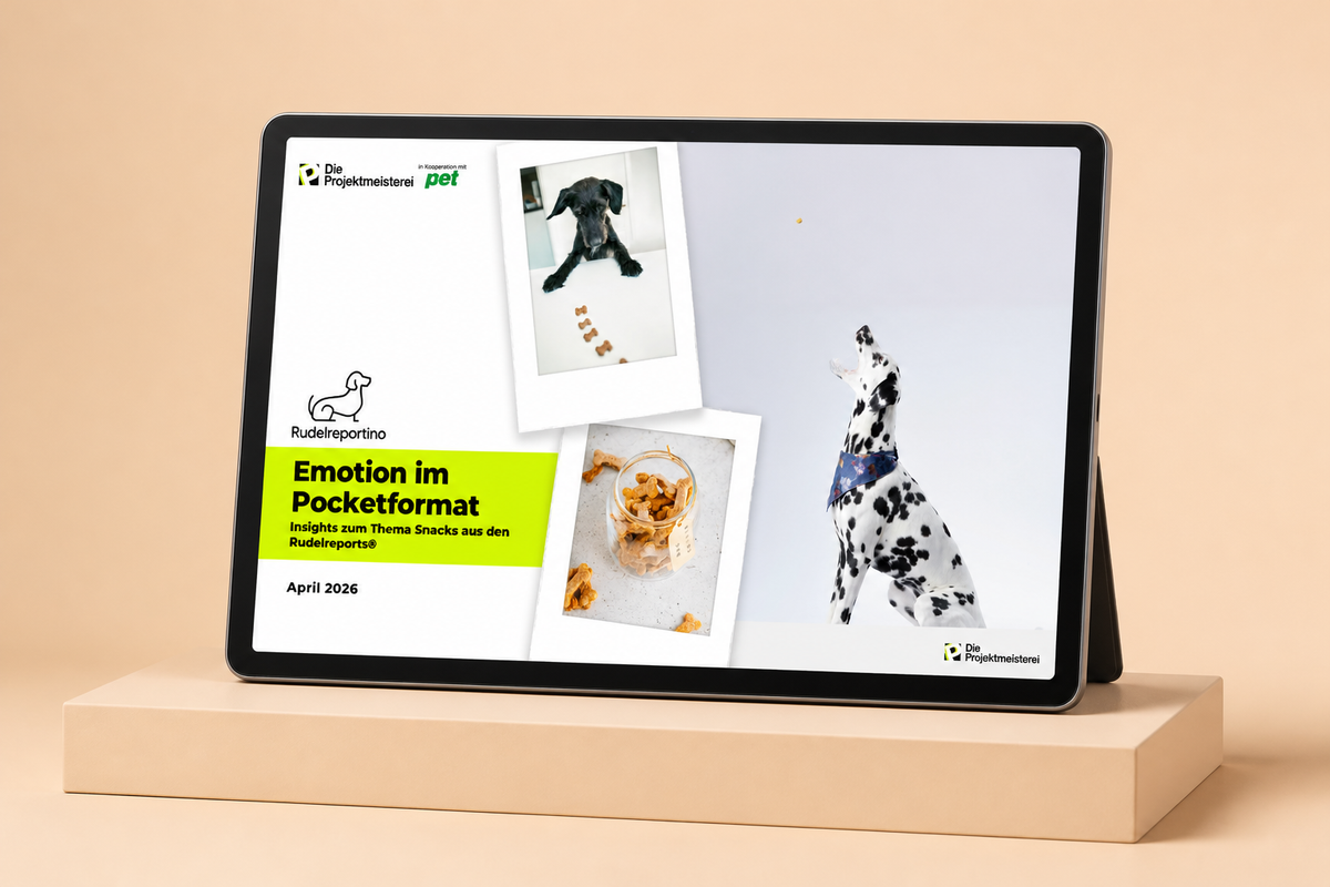 Rudelreportino 5 Snacks – Tablet-Mockup auf apricotfarbenem Hintergrund